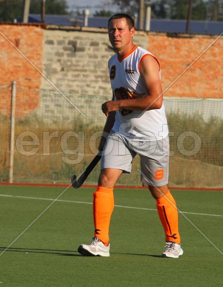 Мужчина играет в хоккей на траве