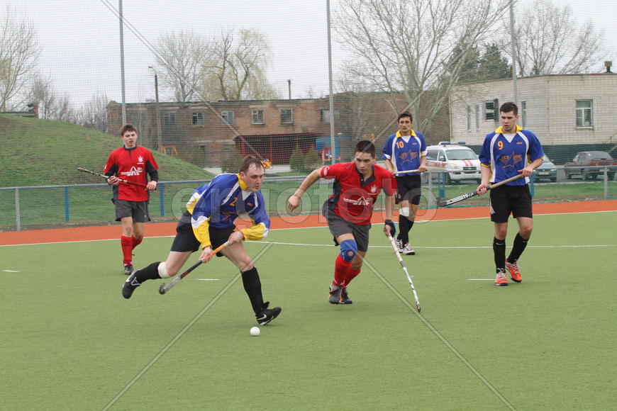 Мужчины играют в хоккей на траве