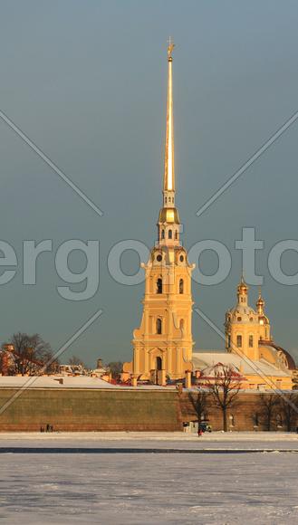 Башня со шпилем на берегу реки 
