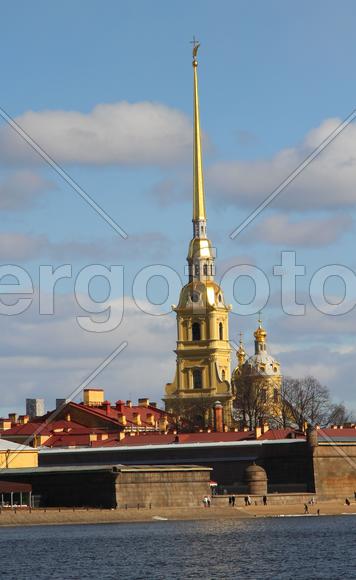 Башня со шпилем. вид с реки 