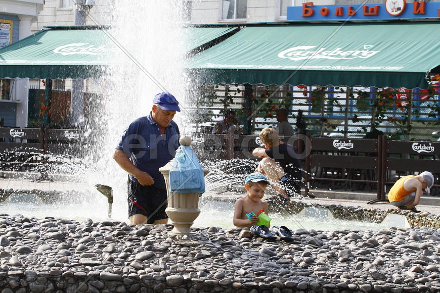 Ребенок купаться в фонтане 