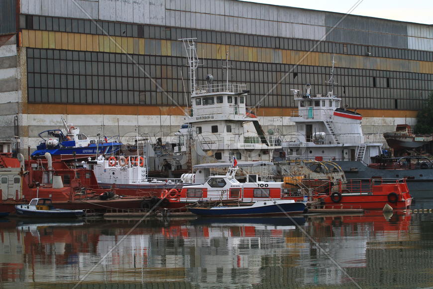 Суда причальные у дока 