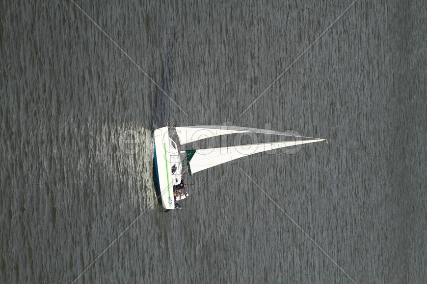 Яхта в море 