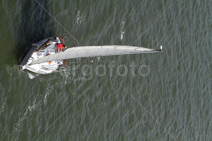 Яхта на море