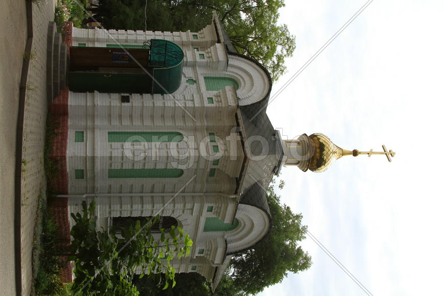 Белая часовня с куполами 