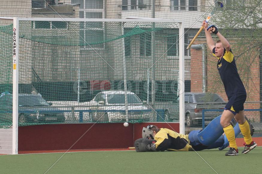 Мужчина забил гол в хоккей на траве