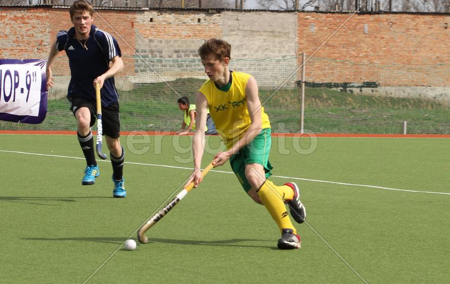 Мужчина с клюшкой играет в хоккей с мячом