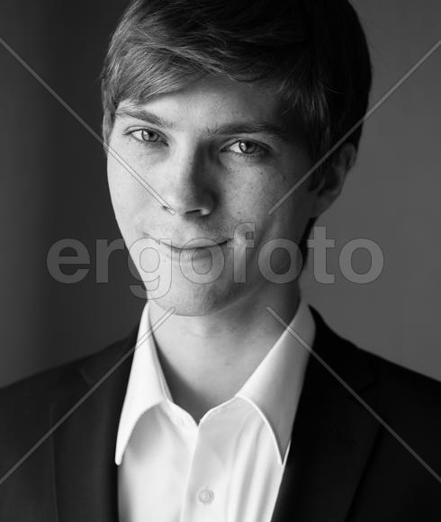 Портрет парня в рубашке и пиджаке