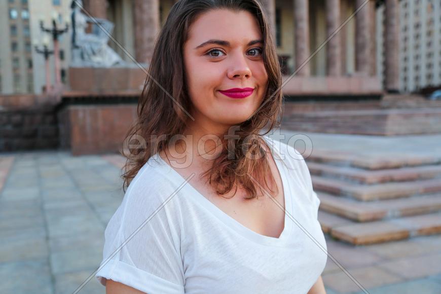 Портрет девушки в белом