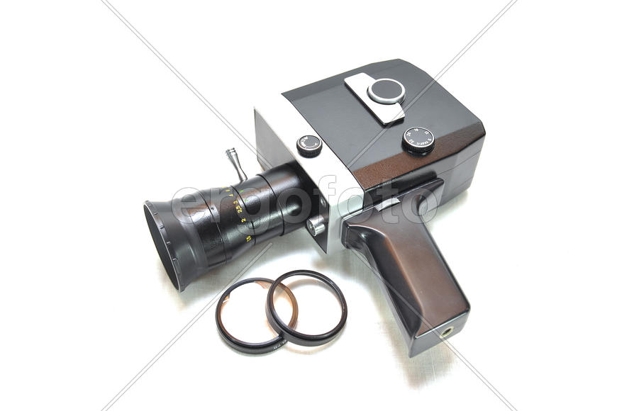 Старая кинокамера на белом фоне крупным планом