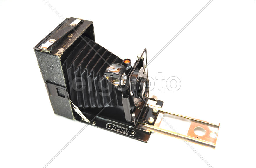 Старинная фотокамера на белом фоне крупным планом