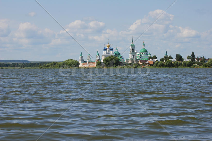 Ростов Великий. Вид на Спасо-Яковлевский монастырь с озера Неро