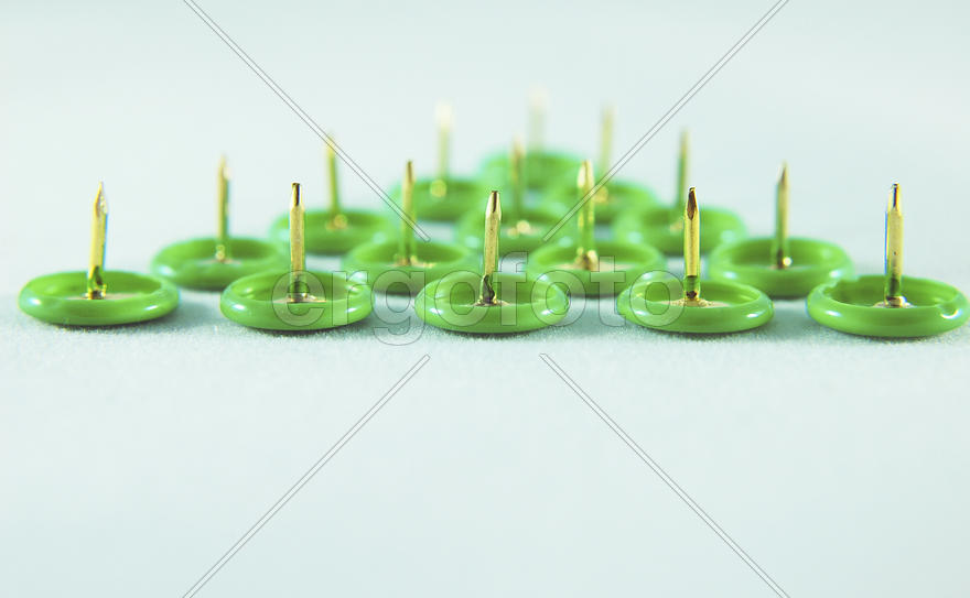 Канцелярские зеленые кнопки