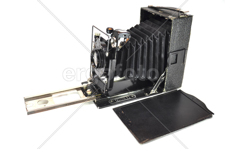 Старинная фотокамера на белом фоне крупным планом