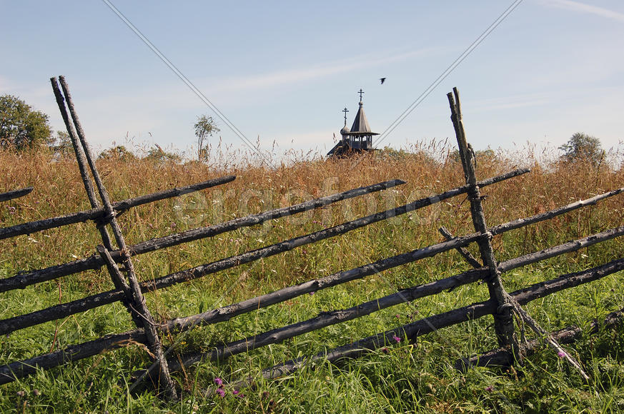Карелия. Кижи. деревянная церковь и забор