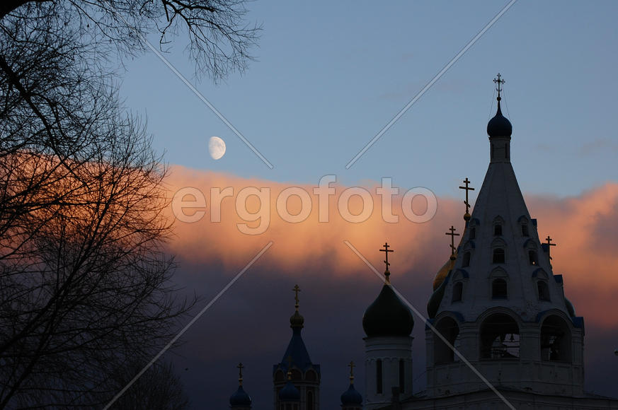КОЛОМНА. Вечерняя Коломна. Вид на колокольню. Луна.