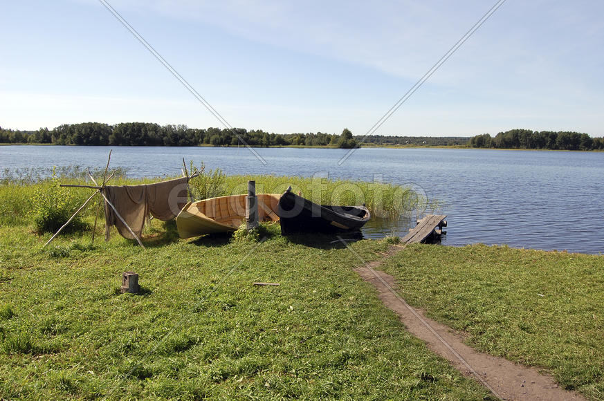 Лодки на берегу Онежского озера