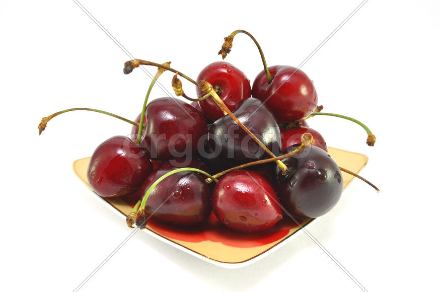 Черешня на белом фоне