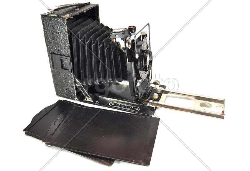 Старинная фотокамера на белом фоне крупным планом