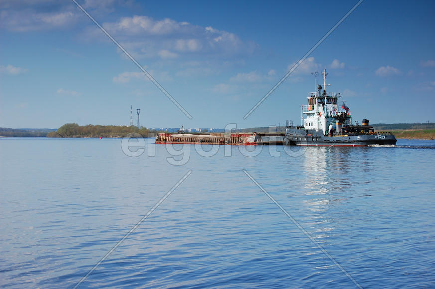 Баржа идет по Оке