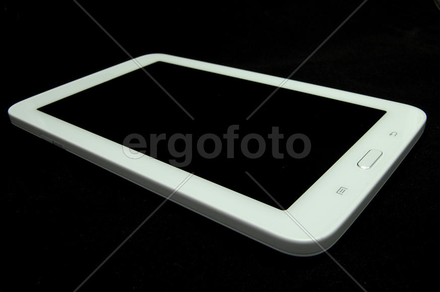 Планшет на черном фоне