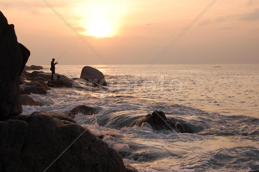 Тайский рыбак на вечерней зорьке