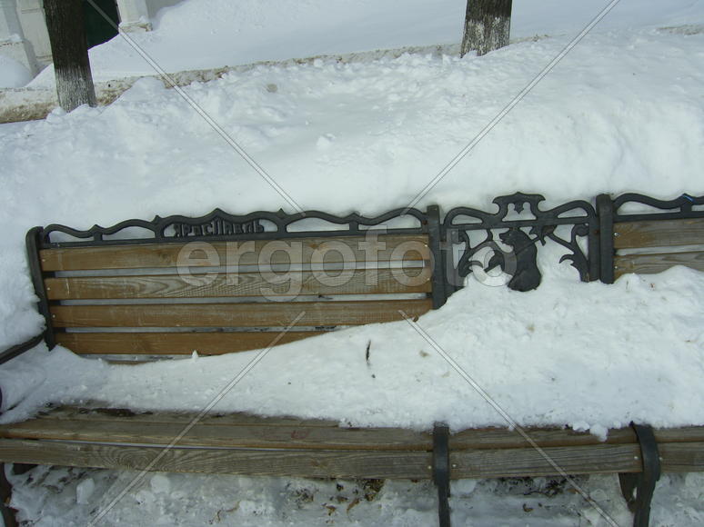 Скамейки на набережной