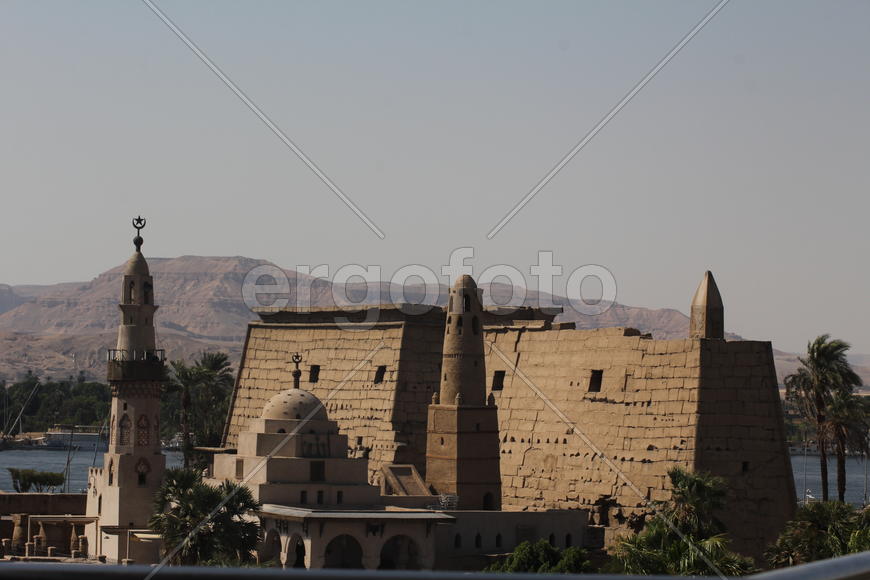 Луксорская мечеть на фоне развалин