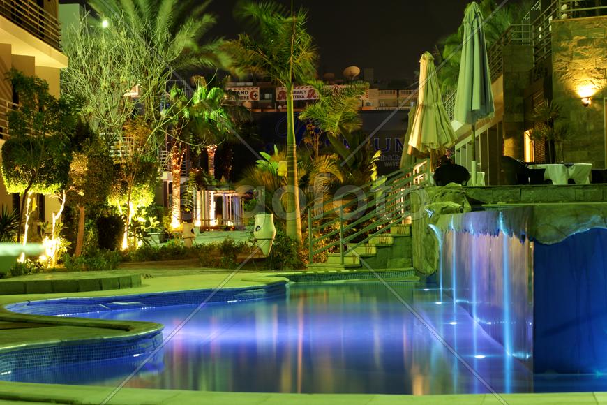 Отель "Сигал" ночью