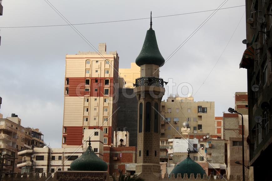 Мечеть на фоне высоток