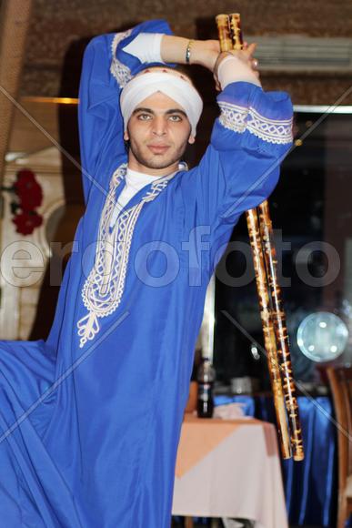 Танцор с палками