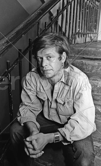 Российская Федерация, Санкт-Петербург. Борис Гребенщиков, рок-музыкант на лестнице в ДК Связи