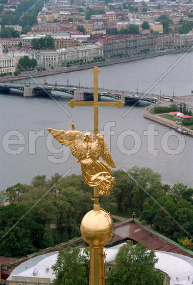 Российская Федерация. Санкт-Петербург. Ангел на шпиле Петропавловского собора. Снимок с вертолёта