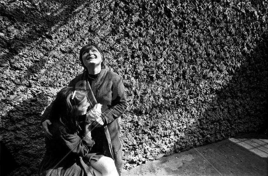 СССР. Ленинград. Тюрьма. Больные на прогулке во внутреннем дворике Межобластной тюремной больницы