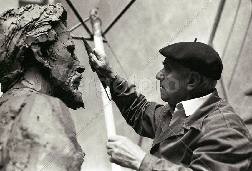 СССР. Ленинград. Михаил Аникушин. Скульптор Михаил Аникушин в своей мастерской во время работы