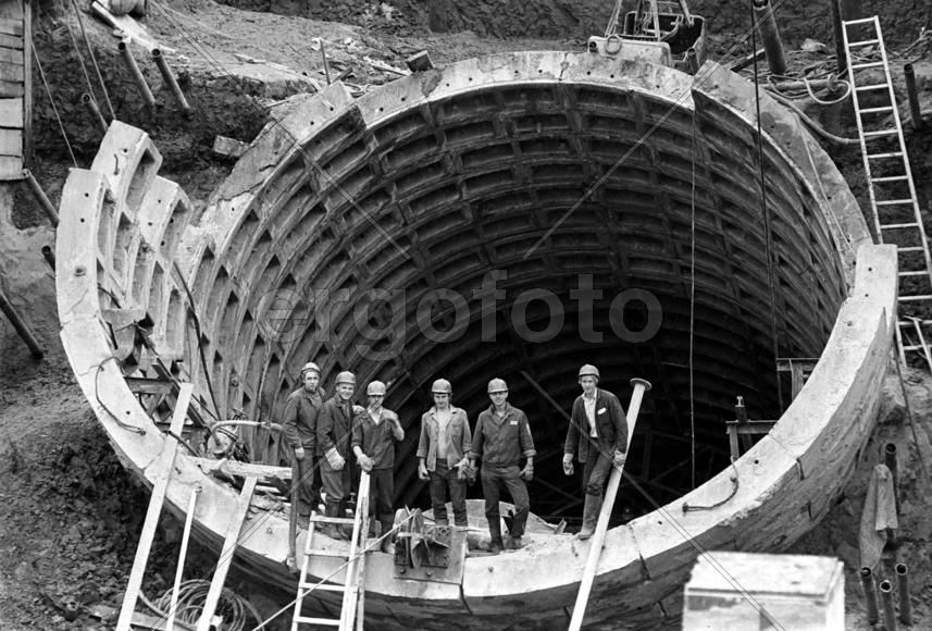 СССР. Ленинград. Метростроители. Лучшие молодые метростроители на сооружении наклонного хода