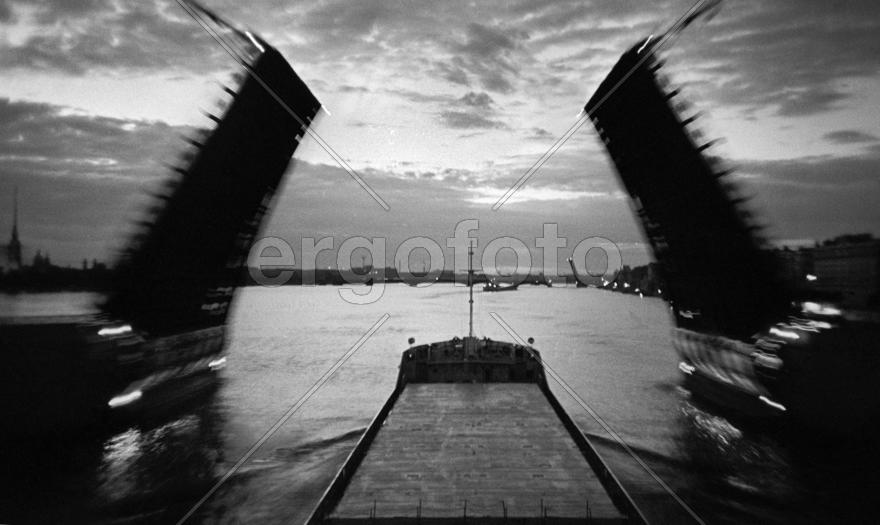 СССР. Ленинград. Крылья Белых ночей. Проводка баржи под Дворцовым мостом. 22 июня 1989 года