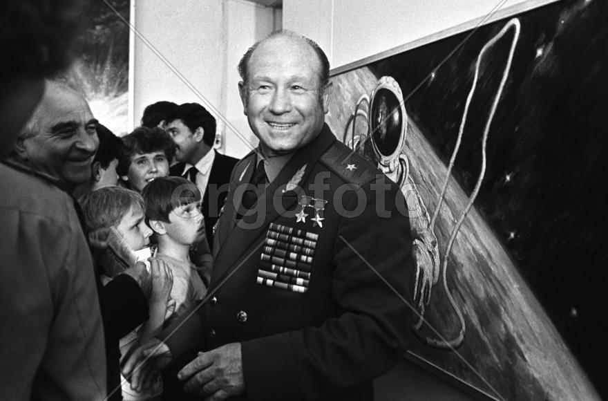 СССР. Ленинград. Алексей Леонов. Космонавт СССР, Герой Советского Союза Алексей Леонов