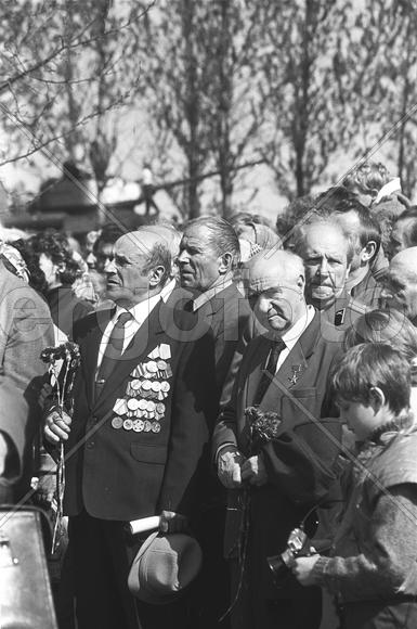 СССР. Ленинград. Михаил Аникушин. Скульптор Михаил Аникушин среди ветеранов Великой Отечественной