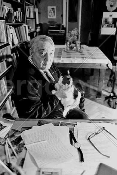 СССР. Ленинград. Николай Гумилев. Писатель Лев Гумилев у себя дома на Большой Московской улице