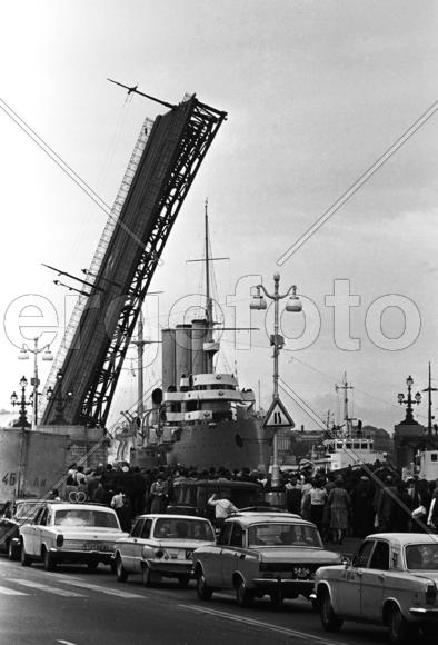 СССР. Ленинград. Аврора. Возвращение легендарного крейсера "Аврора" после реконструкции