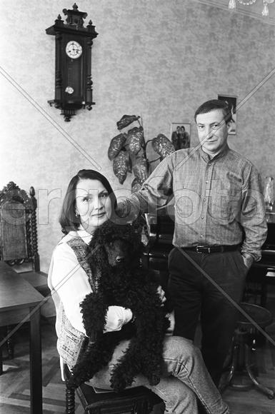 СССР. Ленинград. Семен и Лариса Альтовы дома на Васильевском острове с любимой собакой. 28 мая 1987 