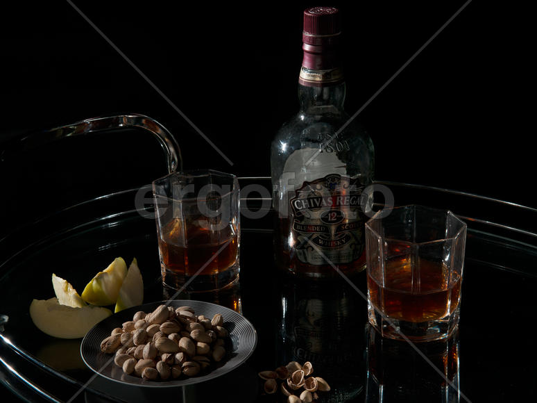Виски, орешки и яблоко