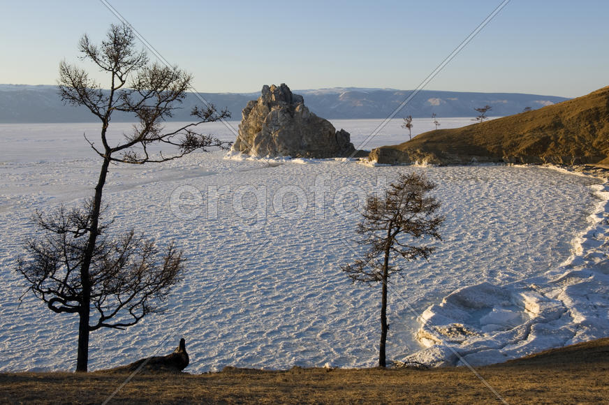 Скала Шаманка на Байкале зимой