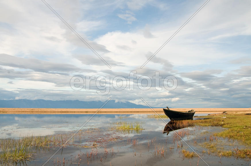 Лодка на берегу Байкала