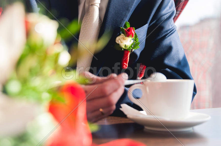 Сквозь букет невесты