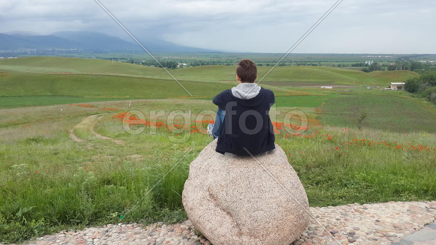 Человек смотрит вдаль на поле