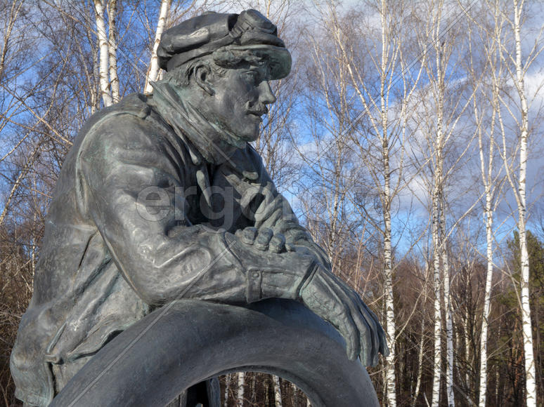 Памятник героям-автомобилистам на Ленинском проспекте  возле станции метро Тропарево 