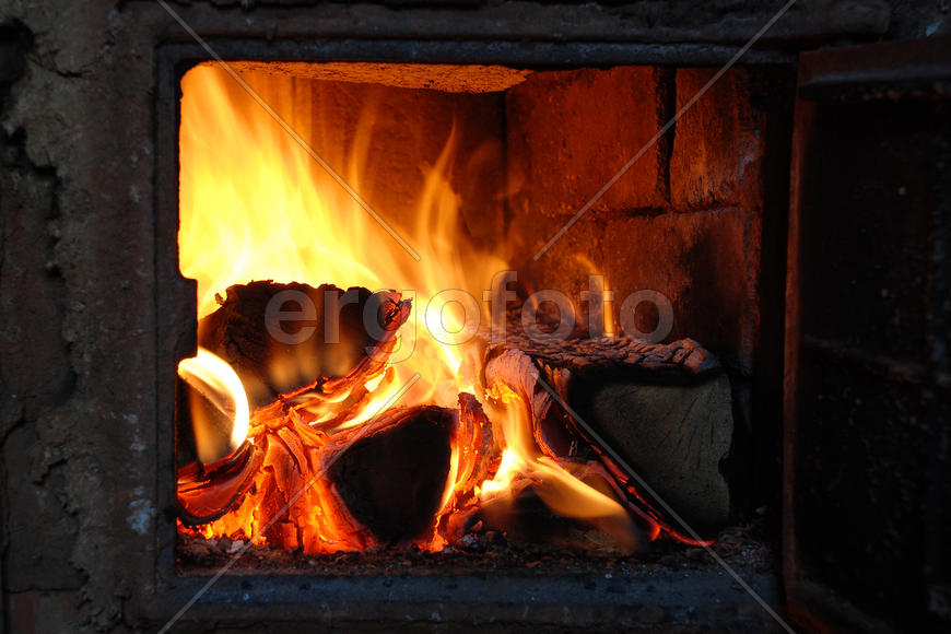  В печи горят березовые дрова