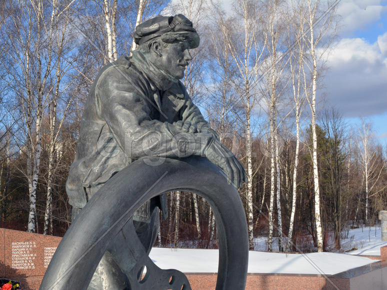 Памятник героям-автомобилистам на Ленинском проспекте  возле станции метро Тропарево 